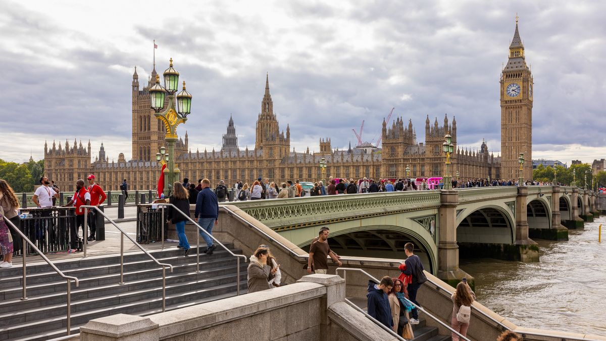 Tourists In Central London As UK Confirms New Powers for Mayors to Levy Tax on Tourists
Bloomberg
london, tourists, consumer discretionary, emea, leisure travel, british, business news