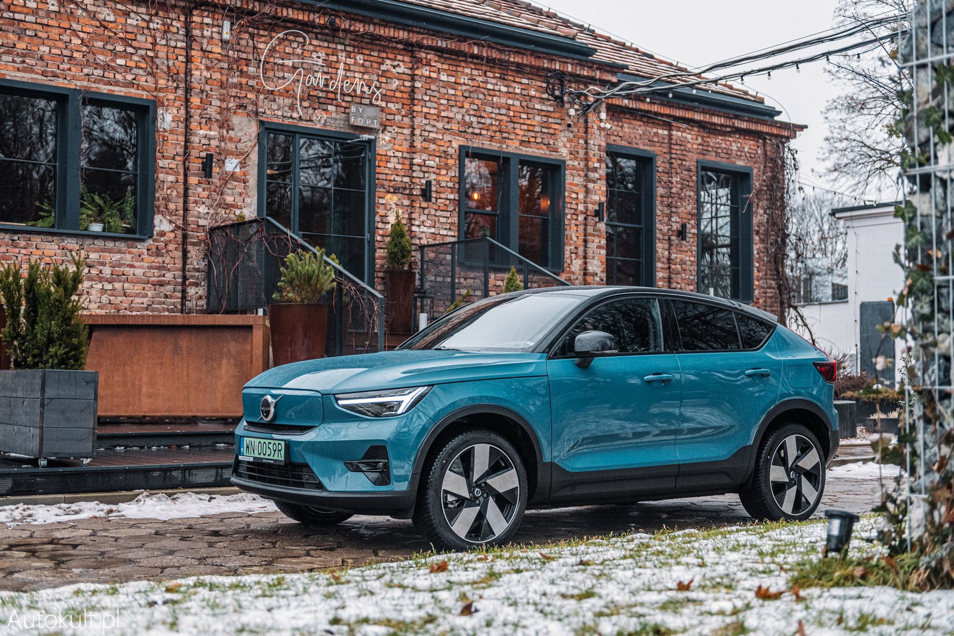Niepozorne Volvo C40 swoje waży. Na tyle dużo, że parkowanie go na chodniku jest zabronione!