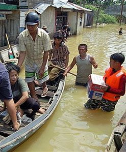 Indonezja: 90 zabitych, 300 tys. ewakuowanych po powodzi