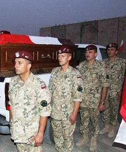 Przyleciał samolot z ciałem polskiego żołnierza