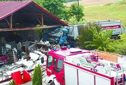 Ciężarówka wjechała w stodołę