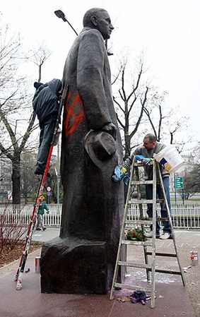 Pomnik Romana Dmowskiego pomalowany różową farbą