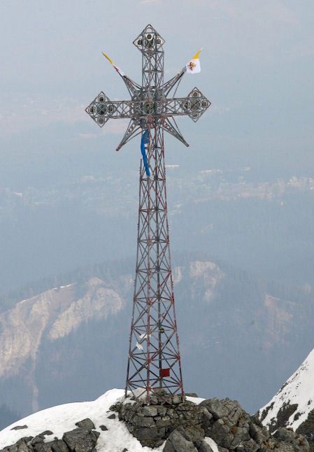 Krzyż na Giewoncie przystrojony flagami papieskimi