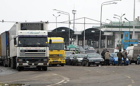 Komplet celników na wschodniej granicy, ciężarówki dalej w kolejkach