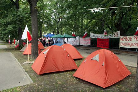 LPR zwija "biało-czerwone miasteczko"