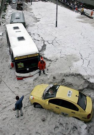 Po gradobiciu stolica Kolumbii pod lodem