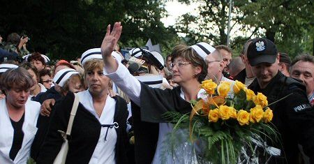 "Białe miasteczko" przed kancelarią premiera zostaje