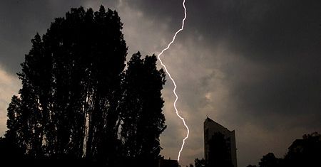 Meteorolodzy ostrzegają: wiatr i burze w całej Polsce