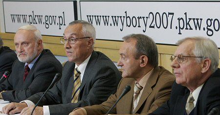 PKW: decyzje o przedłużeniu głosowania zgodne z prawem