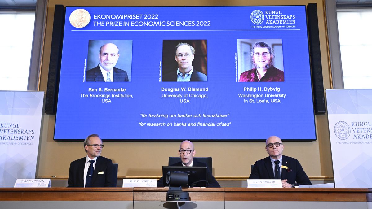 (L-R) Tore Ellingsen, Hans Ellegren and John Hassler members of the Royal Swedish Academy of Sciences announce the Sveriges Riksbank Prize in Economic Sciences in Memory of Alfred Nobel 2022, during a press conference at the Royal Swedish Academy of Sciences in Stockholm, Sweden, 10 October 2022. On the screen (L-R) Ben S. Bernanke (USA), Douglas W. Diamond (USA) and Philip H. Dybvig (USA) who are awarded Sweden's Riksbank Prize in Economic Science in memory of Alfred Nobel. EPA/ANDERS WIKLUND SWEDEN OUT Dostawca: PAP/EPA.