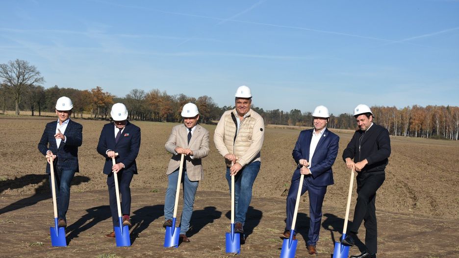 Przedstawiciele VSB Polska, samorządu i partnerów projektu podczas inauguracji prac budowlanych w Brzezince. To tu, na ponad 200 hektarach, powstaną setki tysięcy paneli fotowoltaicznych oraz jeden z największych magazynów energii w kraju.