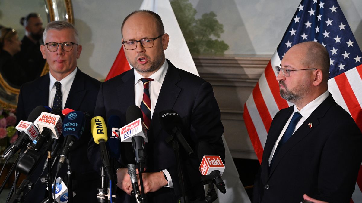 Waszyngton, USA, 03.09.2025. Europoseł PiS Adam Bielan (P), szef BBN Sławimir Cenckiewicz (L) oraz sekretarz stanu w Kancelarii Prezydenta RP i szef Biura Polityki Międzynarodowej Marcin Przydacz (C) podczas wypowiedzi dla polskich mediów po spotkaniu prezydenta RP Karola Nawrockiego z prezydentem USA Donaldem Trumpem, w Białym Domu w Waszyngtonie, 3 bm. Prezydent Nawrocki przebywa z wizytą w Stanach Zjednoczonych Ameryki. (aldg) PAP/Radek Pietruszka