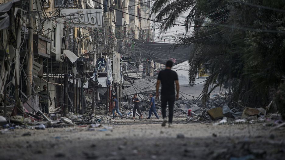 Rockets launched from the Gaza Strip
epa10951238 A Palestinian walks among the rubble following an Israeli airstrike in Al Sheikh Redwan neighbourhood in northern Gaza City, 31 October 2023. More than 8,000 Palestinians and at least 1,400 Israelis have been killed, according to the Israel Defense Forces (IDF) and the Palestinian health authority, since Hamas militants launched an attack against Israel from the Gaza Strip on 07 October, and the Israeli operations in Gaza and the West Bank which followed it.  EPA/MOHAMMED SABER 
Dostawca: PAP/EPA.
MOHAMMED SABER