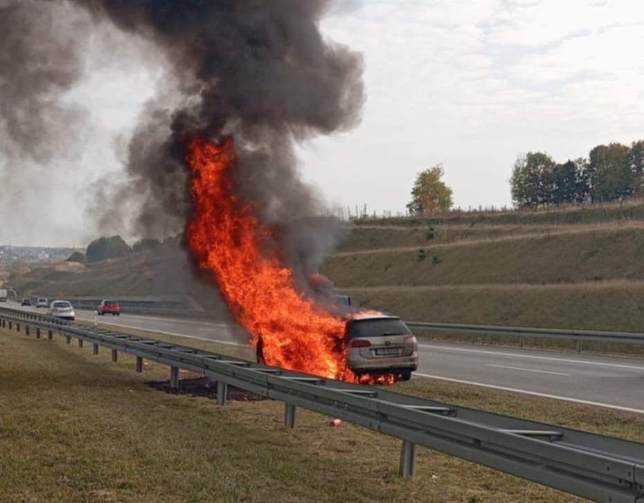 Kłęby dymu na ekspresówce. Ogień w aucie pojawił się nagle