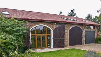 Przerobili stuletnią stodołę na zaskakujący dom. Płacą 30-krotnie niższy podatek