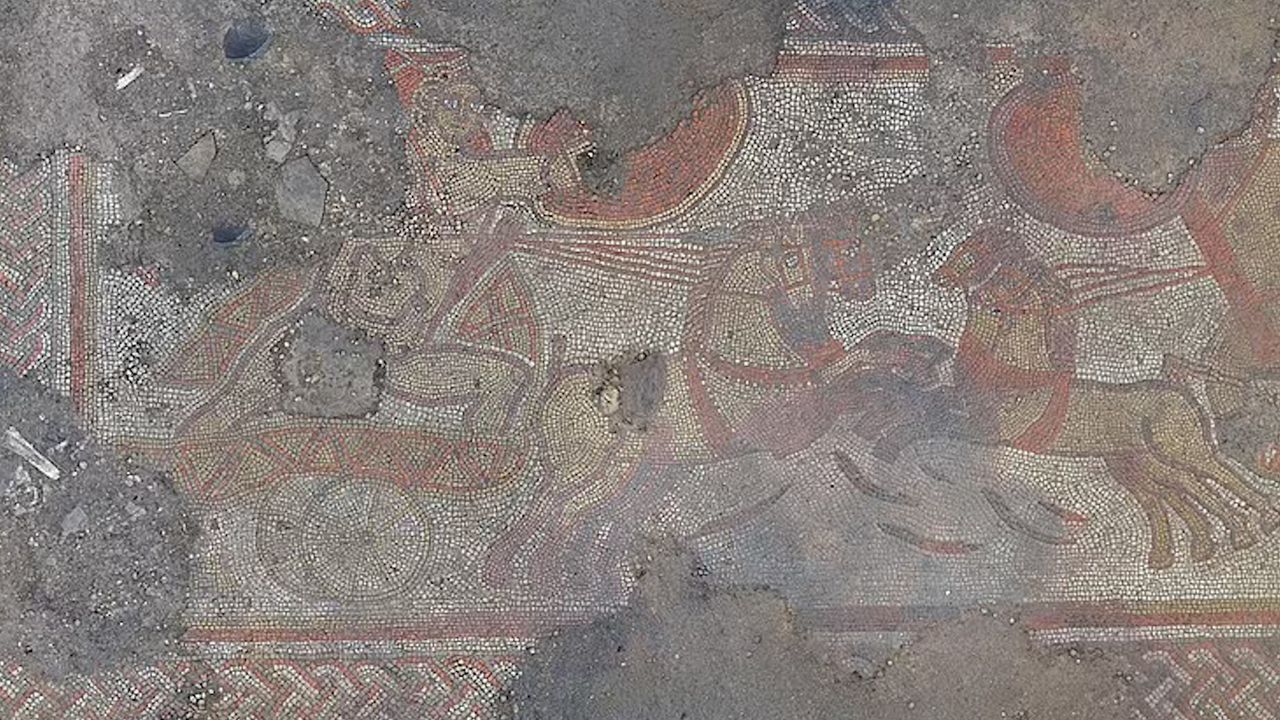 Przypadkowo znalazł 1500-letnią rzymską mozaikę na polu. Historyczne odkrycie w Wielkiej Brytanii