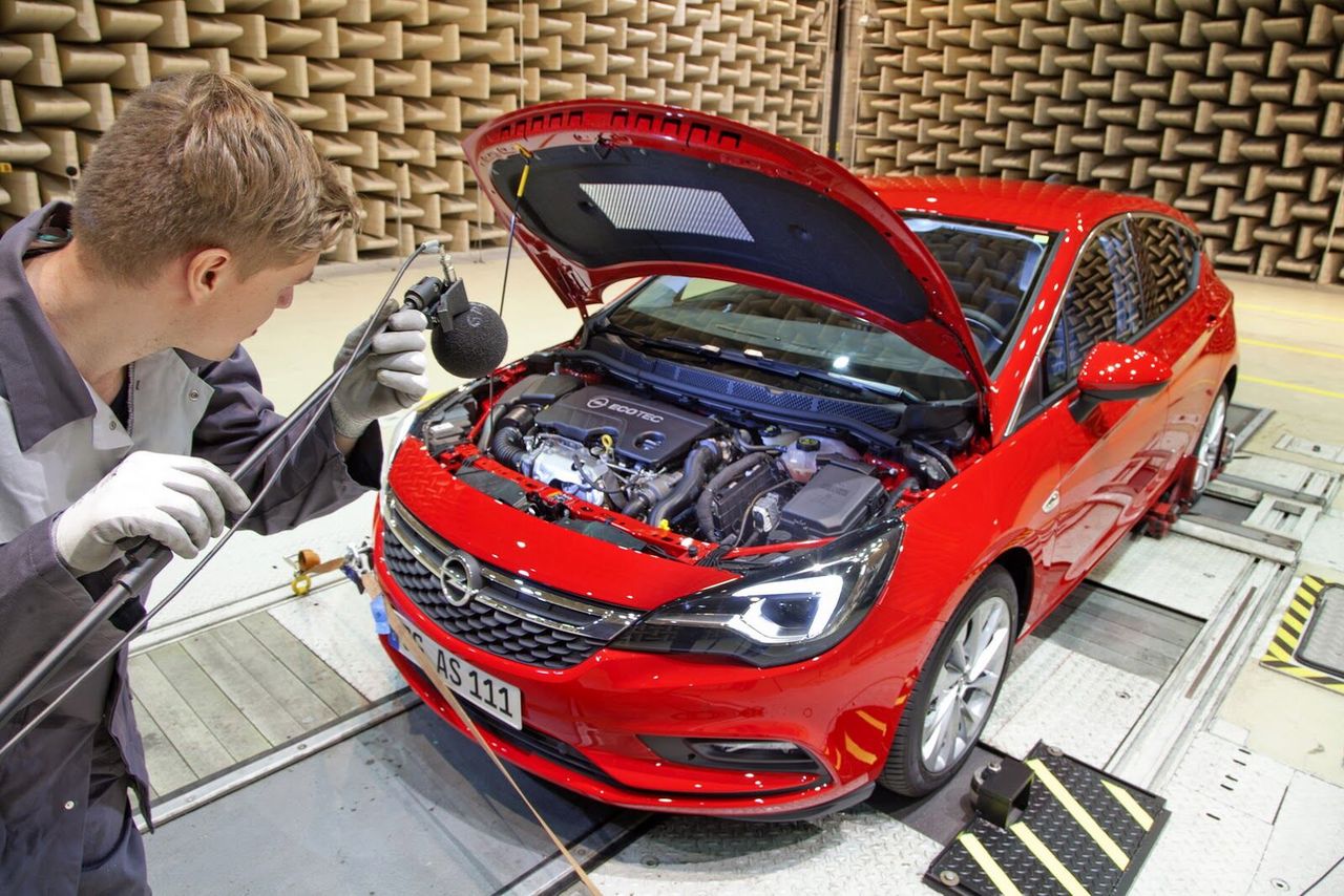Opel Astra podczas pomiarów hałasu w laboratorium producenta