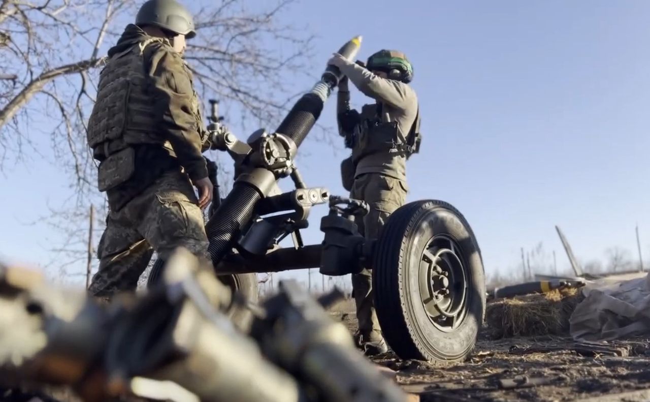 Ukrainian soldiers operating the French mortar MO-120 RT