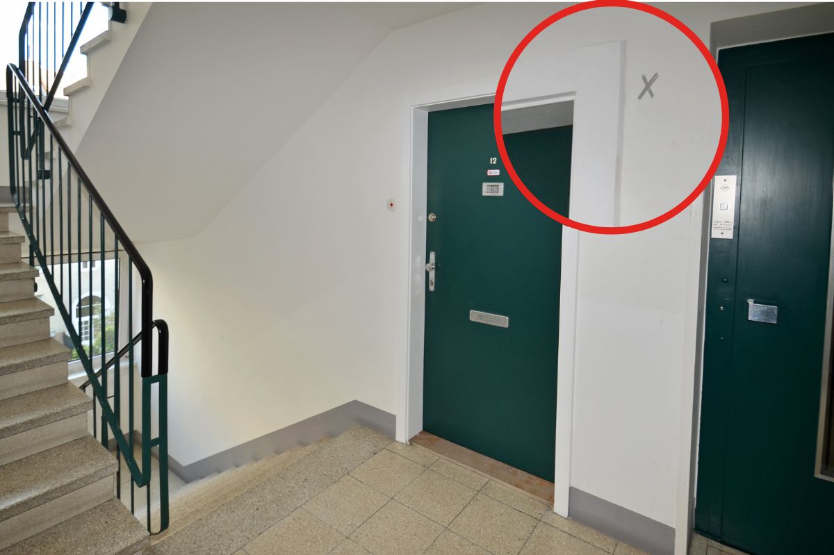 Co oznacza tajemnicy X na drzwiach?