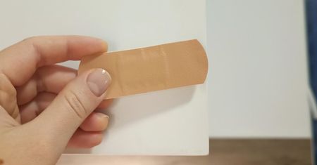 W kuchennej szafce naklejam plasterek. Mam irytujący problem z głowy