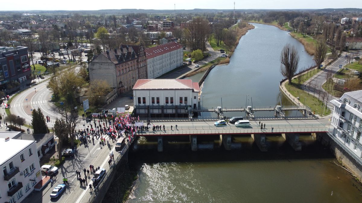 uczestnicy protestu
Lech Muszy�ski
granica, Gubin-Guben, migracja, migranci, Nysa �u�ycka, polityka migracyjna, rzeka, widok, z drona, z g�ry, most graniczny