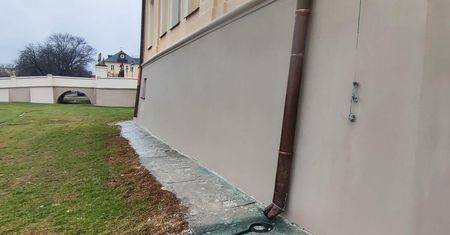 Zdewastowali nowo wyremontowany Pałac Potockich. Sprawcy ukradli miedziane rynny