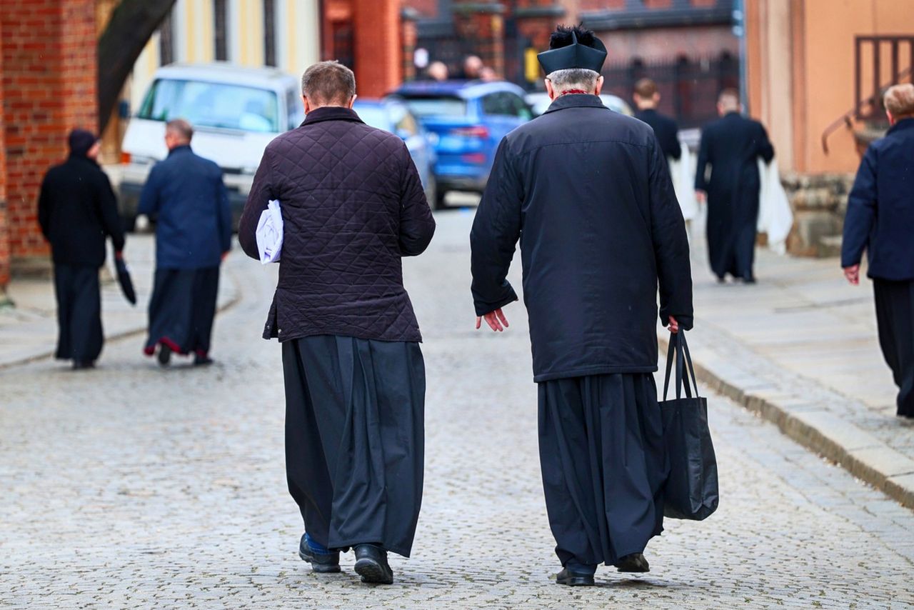 Kolęda. "Zaczęli w panice chować butelki". Ksiądz opisał, co widział