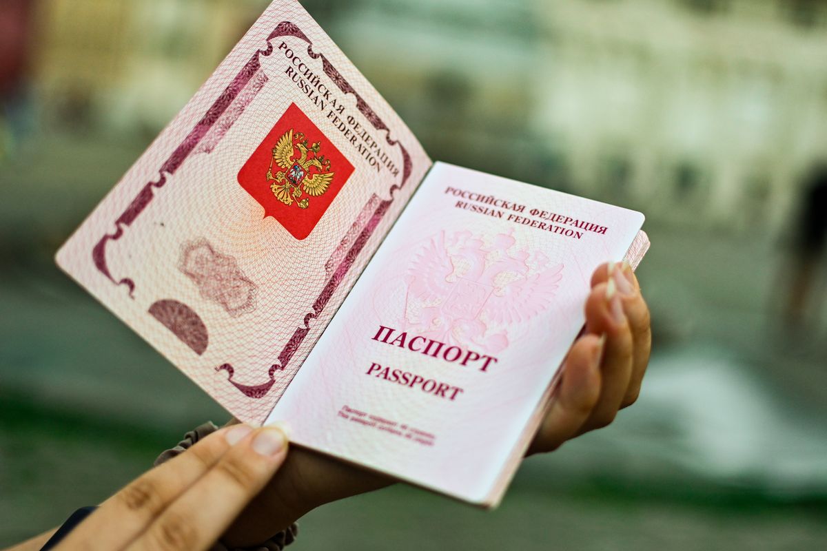 Німеччина та Франція виступаютьпроти заборони видачі віз громадянам Росії в країни ЄС (Photo Illustration by Adrien Fillon/NurPhoto via Getty Images)