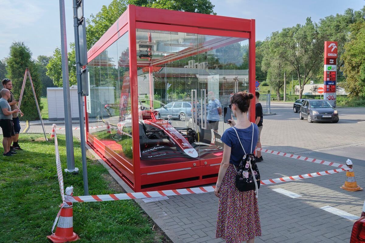 Bolid Alfa Romeo Formuły 1 na stacji paliw Orlen przy ul. Głębokiej w Lublinie