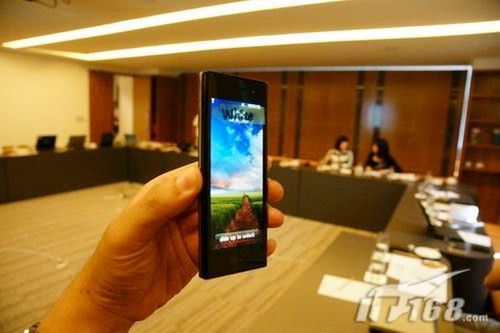 LG BL40 na zdjęciach na żywo 1
