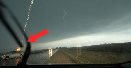 Fotograf pędził za burzą, a piorun trafił w jego samochód. Wszystko widać na filmie