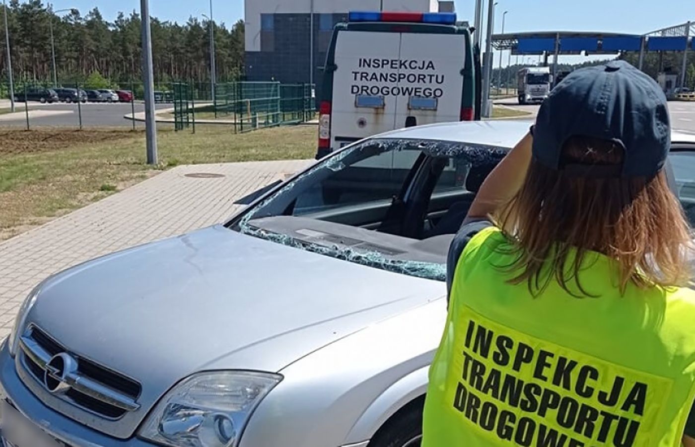 Gnał po autostradzie bez przedniej szyby. Na aucie były ślady krwi