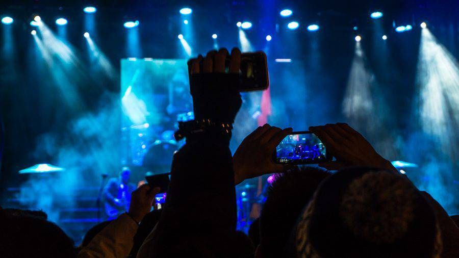 koncert muzyka ludzie na żywo