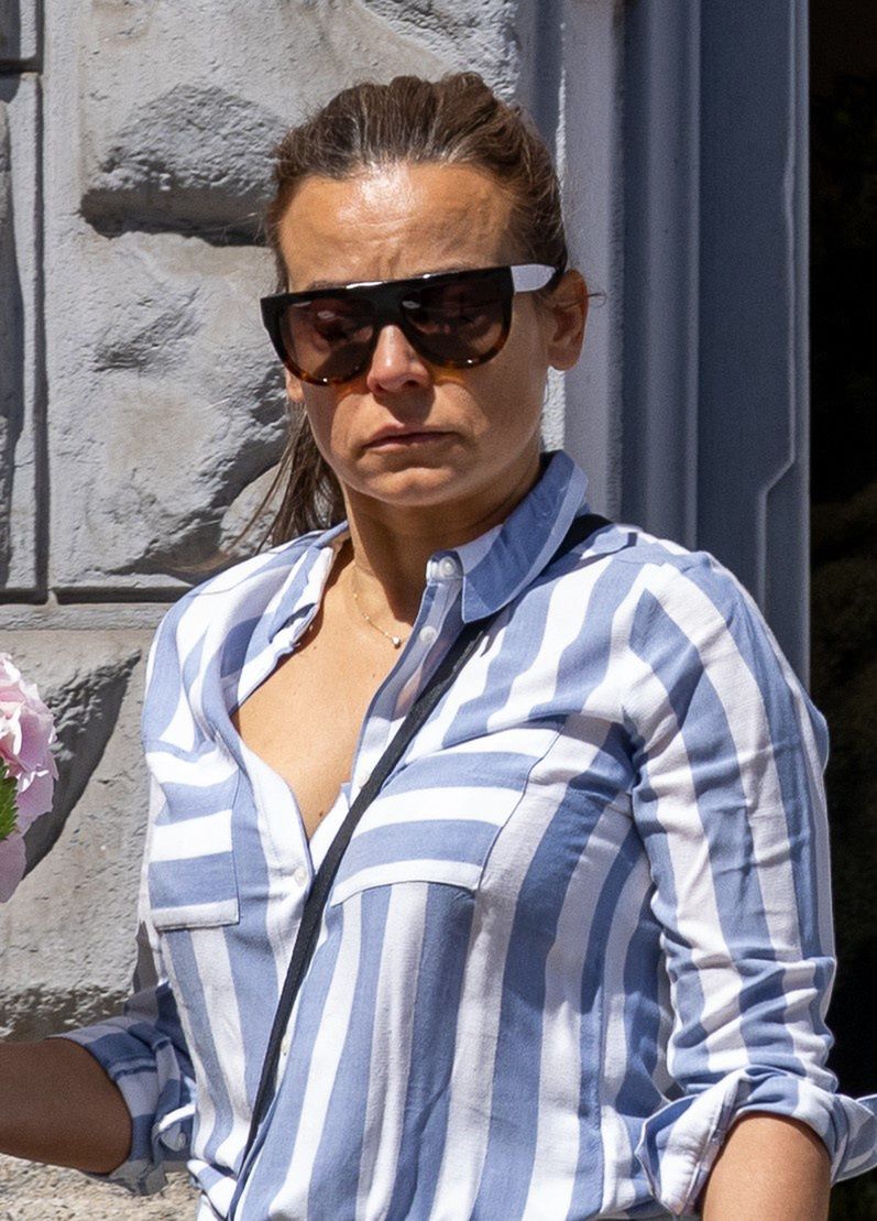 Anna Mucha i Jakub Wons z nietęgimi minami pędzą do kwiaciarni