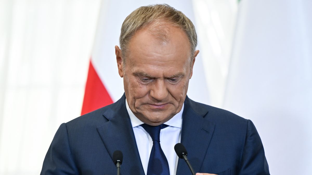 RZESZOW, POLAND - SEPTEMBER 5: Polish Prime Minister Donald Tusk during joint press conference with Ireland's Taoiseach Simon Harris at the Lubomirski Summer Palace in Rzeszow, Poland, on September 5, 2024. 
Taoiseach Harris stopped in Rzeszow on his return from Kiev, where he met Ukrainian President Vladimir Zelenskyy and secured a bilateral security agreement, committing Ireland to provide non-lethal military support and humanitarian aid to Ukraine. (Photo by Artur Widak/NurPhoto via Getty Images)