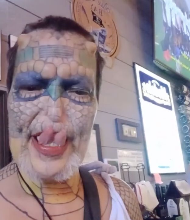 62-latka wierzy, że jest pół człowiekiem, pół SMOKIEM. Na operacje plastyczne wydała już ponad 300 tysięcy złotych (FOTO)