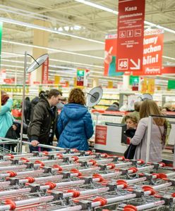 Agata Duda przyłapana na zakupach w markecie. "Sprawdzała ceny chleba"