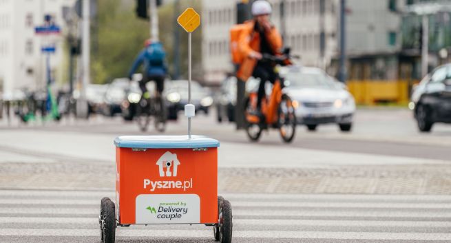 Niezwykły robot wyjechał na ulice Warszawy. Pyszne.pl testuje innowacyjną metodę dostawy