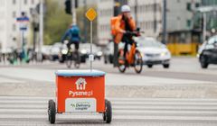 Niezwykły robot wyjechał na ulice Warszawy. Pyszne.pl testuje innowacyjną metodę dostawy