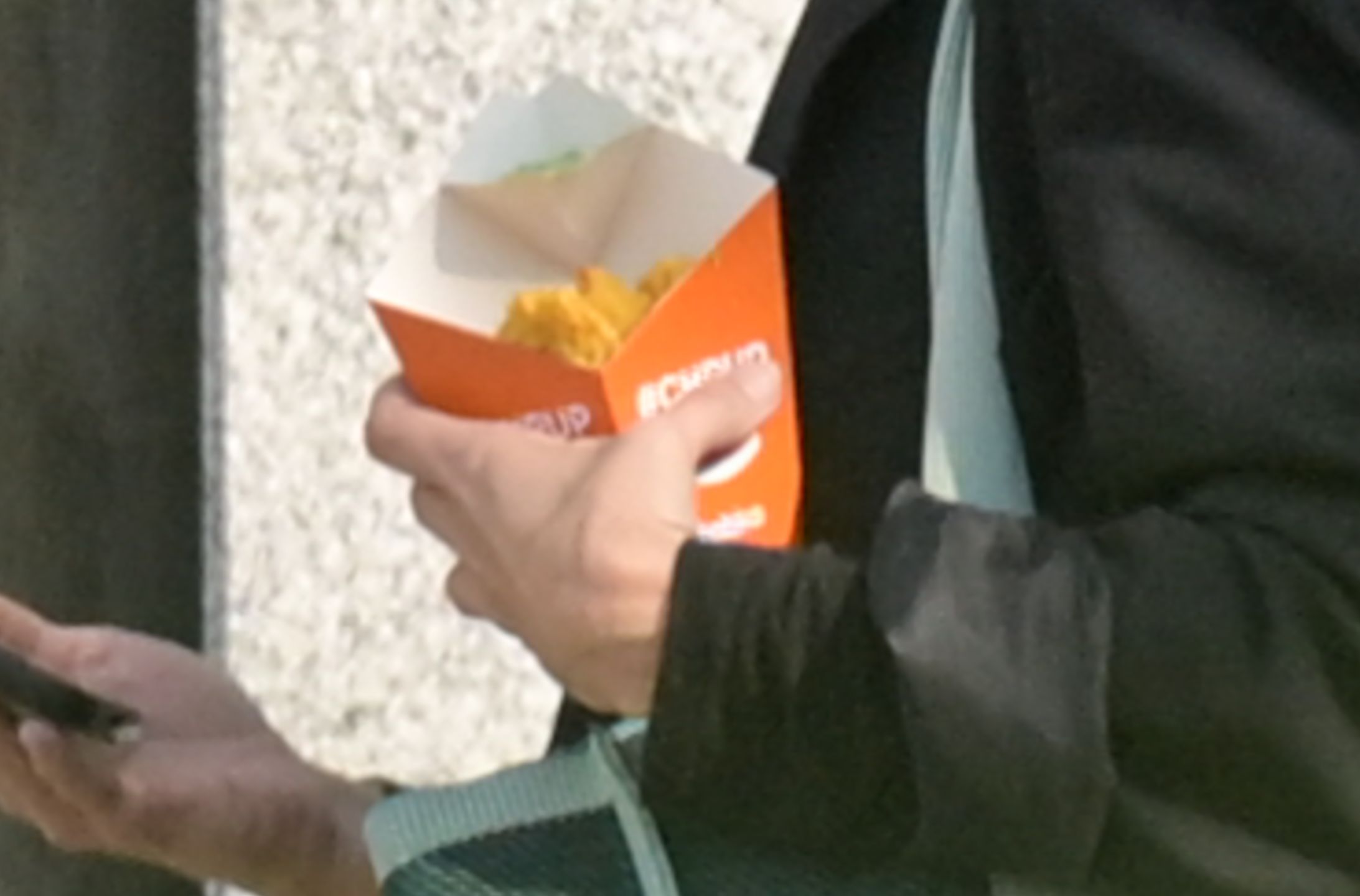 Roma Gąsiorowska zajada fast-fooda
