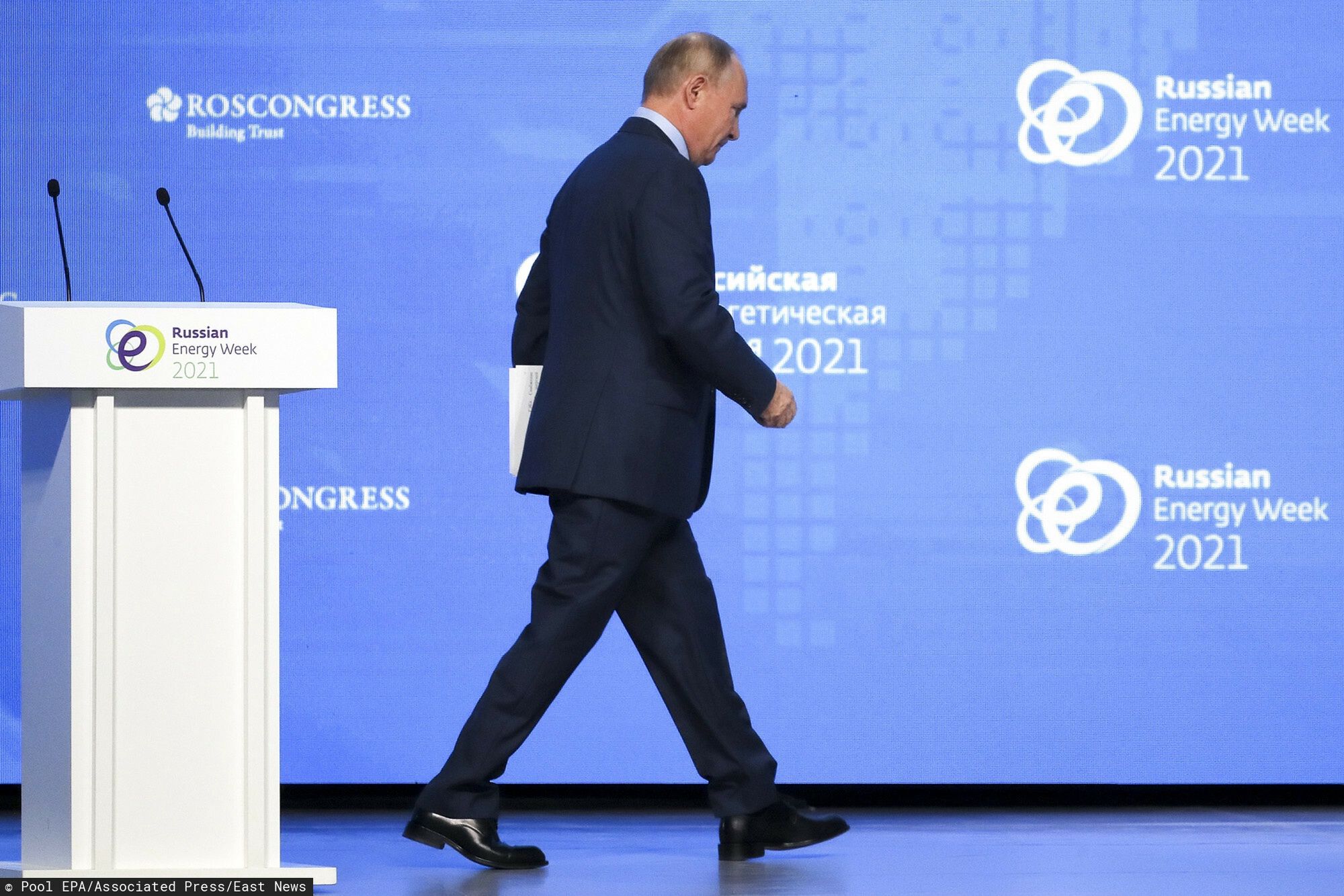Władimir Putin odchodzi od podium po wygłoszeniu przemówienia w Moskwie, 13.10.2021 r. 