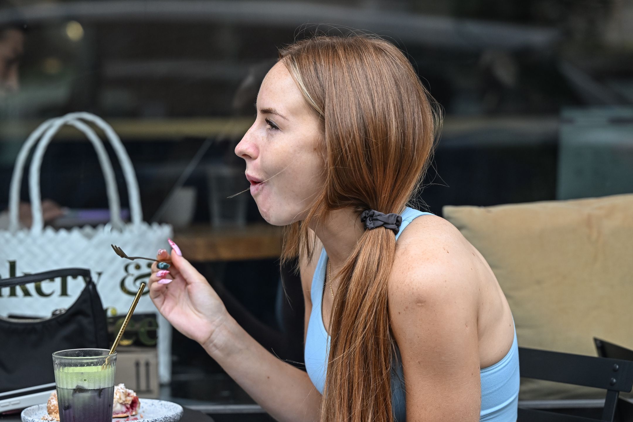 Angelika Mucha raczy się deserem na mieście