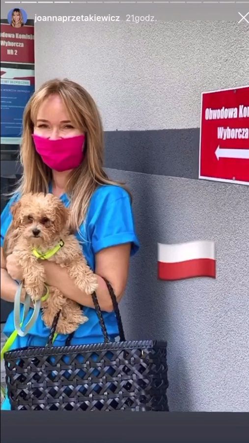 Joanna Przetakiewicz jeździ autem z psem między stopami