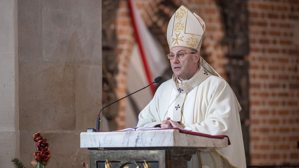 Gniezno, 25.12.2021. Prymas Polski abp Wojciech Polak przewodniczy mszy świętej pasterskiej w katedrze w Gnieźnie w nocy z 24 na 25 bm. (miwi) PAP/Paweł Jaskółka