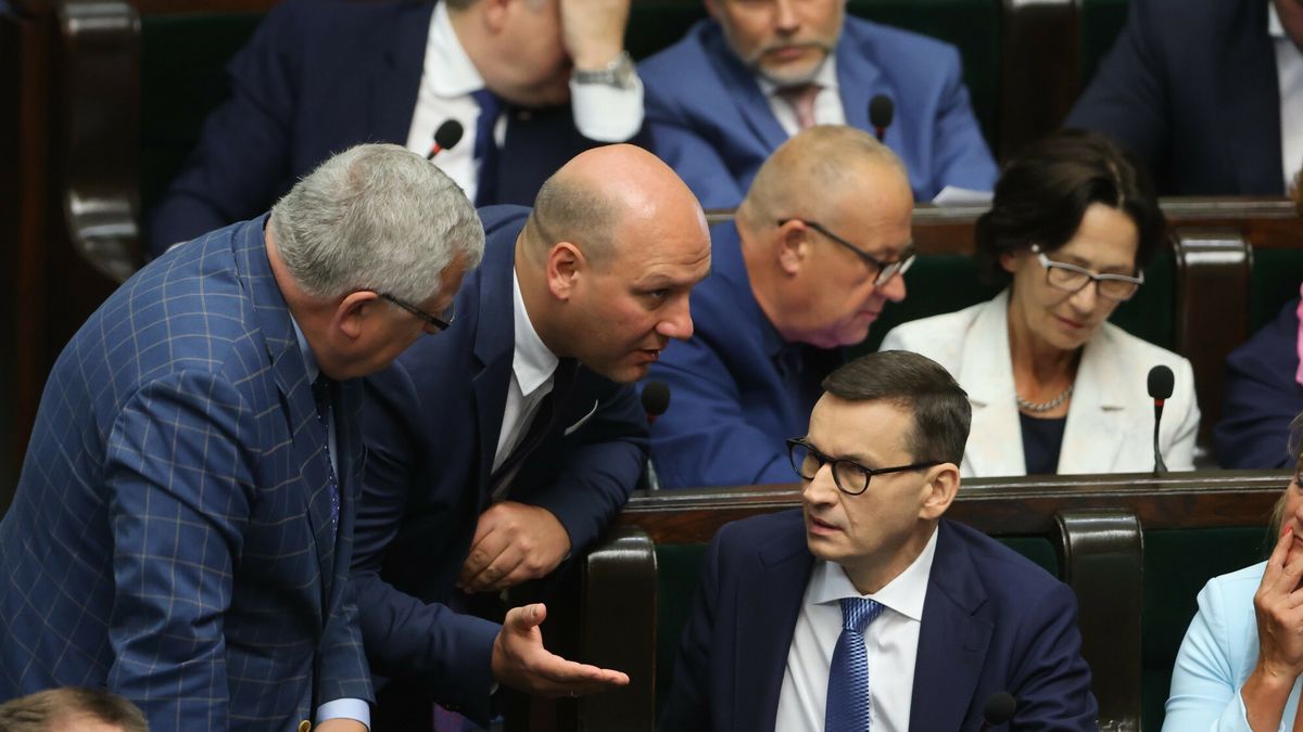 Na zdjęciu Szymon Szynkowski vel Sęk nachylający się do Mateusza Morawieckiego w Sejmie