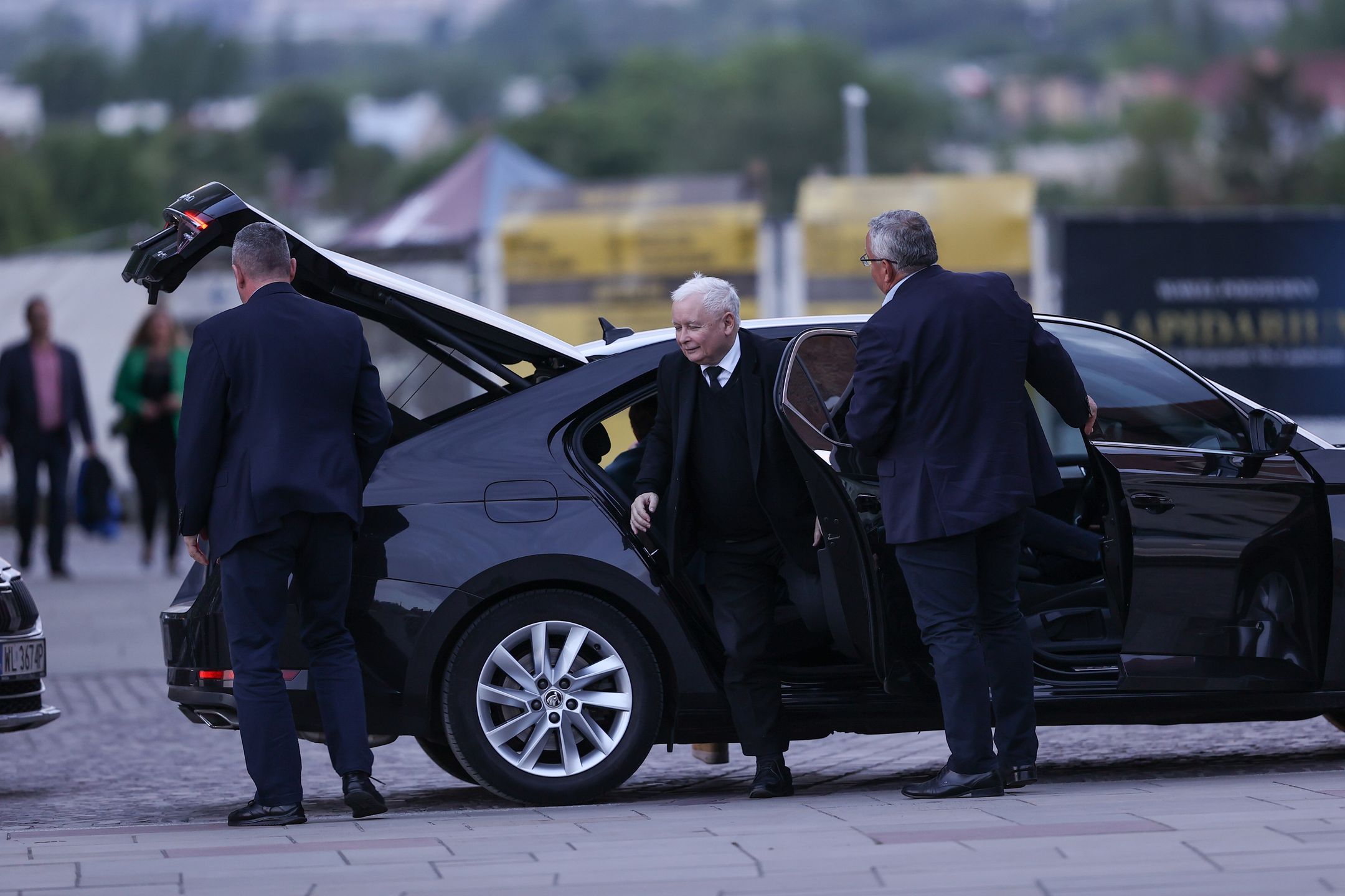 Kraków, 18.05.2024. Prezes Prawa i Sprawiedliwości Jarosław Kaczyński (C) w drodze na mszę świętą w katedrze na Wawelu w Krakowie, 18 bm. Politycy PiS odwiedzają katedrę w miesięcznicę pogrzebu pary prezydenckiej Lecha i Marii Kaczyńskich. (amb) PAP/Art Service