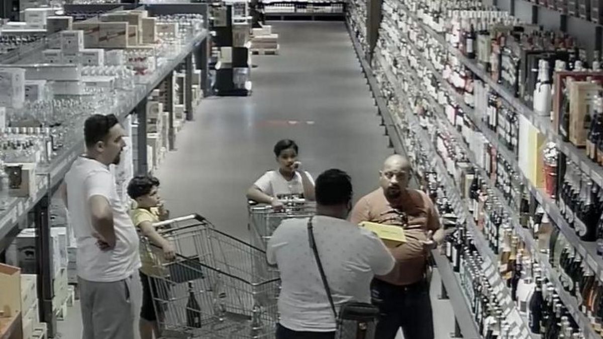 Poznańscy policjanci poszukują trzech mężczyzn, którzy dokonali oszustwa w jednym z marketów w Poznaniu.