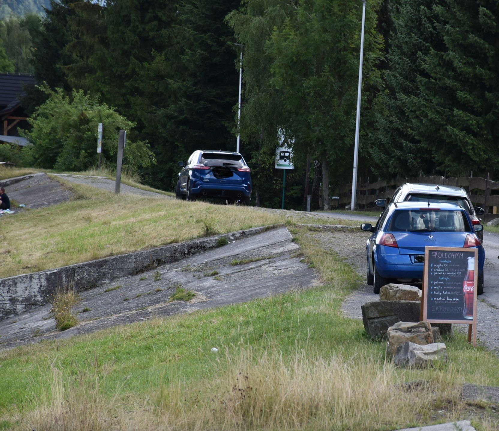 Niektórzy zmotoryzowani nagminnie stawiają swoje auta na wałach przeciwpowodziowych Brennicy, a to jest zabronione