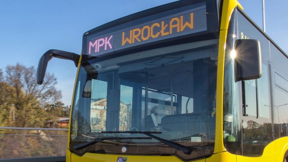 Wrocław. Spore zmiany w komunikacji od 10 lipca. Zamknięte zostaną przejazdy kolejowe