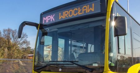 Wrocław. Spore zmiany w komunikacji od 10 lipca. Zamknięte zostaną przejazdy kolejowe